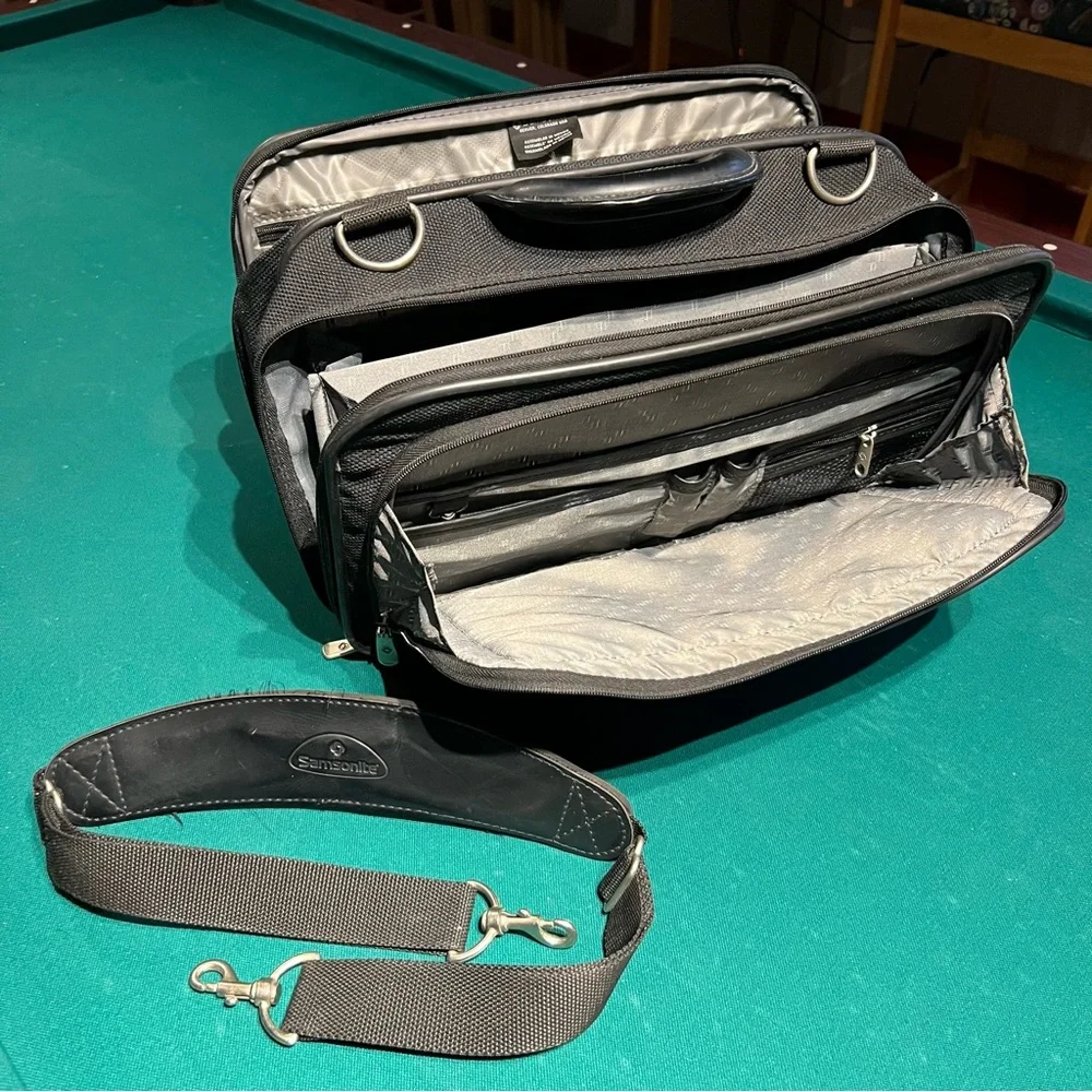 Samsonite Briefcase laptop/computer messenger-style bag with shoulder strap